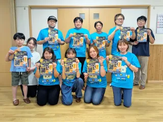 ビアガーデンのチラシを持って来場を呼び掛ける「熊一心」のメンバーら
