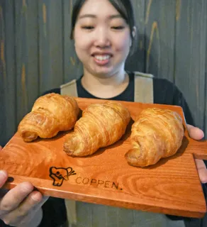 北海道新幹線と店の10周年を記念　みそぎの塩をかけたクロワッサン新発売　木古内・コッぺん道土