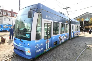 函館デビューのGⅠ馬7頭デザイン 市電、27日からラッピング車両 競馬場