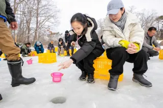 ワカサギ釣りに歓声　大沼公園で観光客ら挑戦