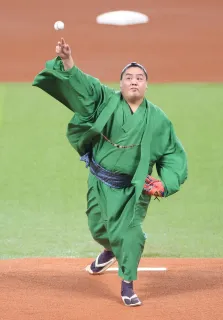 一山本「あの広さは土俵じゃ感じられない」　日本ハム戦でファーストピッチ　キツネダンスも披露