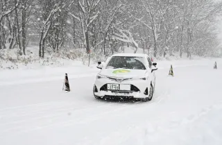 冬道運転　半導体企業の転勤者学ぶ　千歳自動車学校が講習会