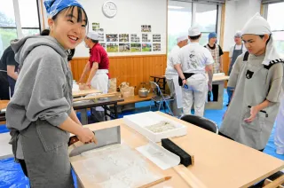 そば打ち「切るの難しい」　福島商業高生が体験