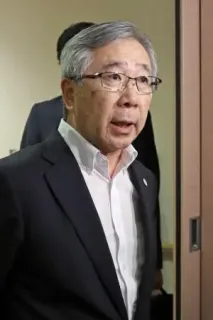 取材に応じる浜松医科大の渡辺裕司学長=18日午前、浜松市