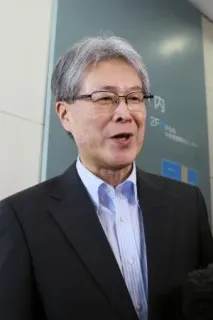 取材に応じる静岡大の日詰一幸学長=18日午前、浜松市