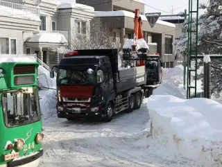 札幌市が緊急排雪開始　生活道路3800キロ　市民「遅すぎる」批判も