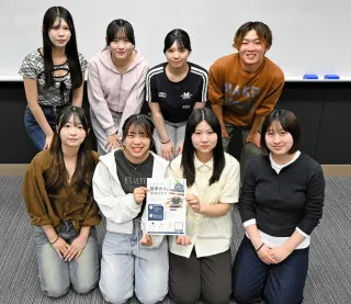 哲学カフェへの参加を呼びかける道教大函館校の学生たち
