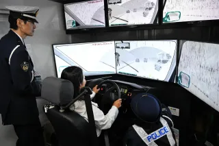 訪日観光客の冬道事故防げ　千歳署など　シミュレーターで啓発