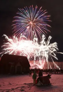 音更の冬空に1500発の花火　道の駅で「冬華火」