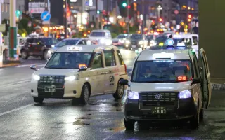 客待ちをするタクシー。札幌交通圏でライドシェアが解禁されることに、市民からは期待と不安の声が上がっている=25日午後6時40分、札幌市中央区南4西4（大石祐希撮影）