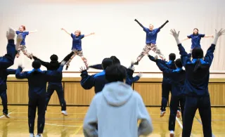ヒップホップに楽しく挑戦　東京のダンスユニット、天塩中生に指導