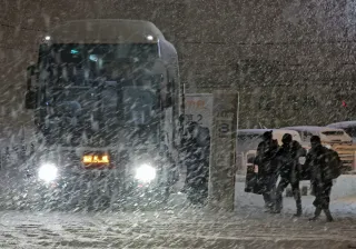 「予定狂い困った」交通ダイヤ混乱　北海道内大荒れ　バス満席で一泊も