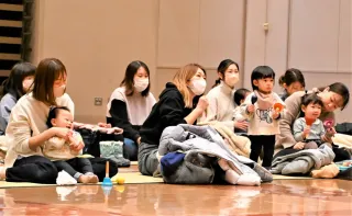 楽器を鳴らしたり、体を動かしたりして楽しんだ親子