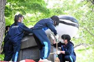 「鯨の声が聞こえるよう」　函館・青柳中生ら供養塔清掃