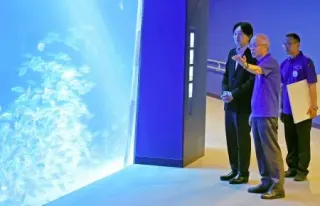 「のとじま水族館」を視察される秋篠宮さま=18日午後、石川県七尾市（代表撮影）