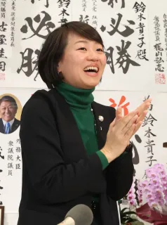 衆院選道7区　地力の差、鈴木氏圧勝　支援者と握手「これからが勝負」