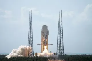 新型の宇宙船「夢舟」を搭載し、打ち上げられるロケット「長征10号」=11日、中国海南省文昌（新華社=共同）