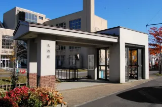 かつての駅舎を模した色内仮乗降場跡の休憩所。後ろの建物は市立小樽文学館・美術館