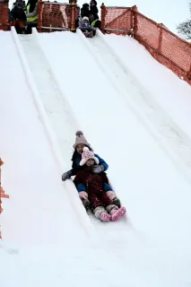 滑り台や花火に歓声　当別で「あそ雪の広場」