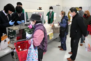 今年最後の遠農高マルシェ　もち米、羊肉まんなど販売