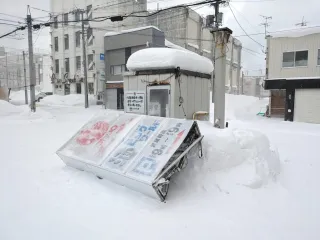暴風雪、留萌宗谷を直撃　バス運休や休校、休業相次ぐ