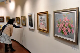 多彩な手法、絵画チャリティー小品展　江別美術協会　売上金の一部寄付