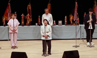 伸びやかな歌声で会場を魅了した石狩川流れ節全国大会（打田達也撮影）