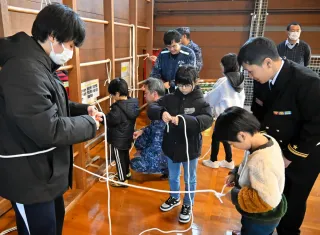 万一に備えロープ結び学ぶ　豊富・兜沼小中で「防災学校」