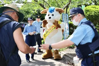 山岳遭難に注意して 「山の日」に函館西署が函館山で啓発：北海道新聞