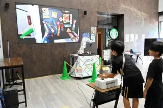 産業ロボットで菓子つかみ取り　北見・キットフロント　子どもたちがゲーム感覚で楽しむ
