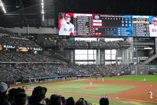 野球の日韓OB戦　今季で引退の中田さんがソロ　試合は1－7で敗れる