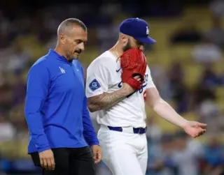 21日のツインズ戦で医療スタッフとともにマウンドを後にするドジャースのスコット=ロサンゼルス（ゲッティ=共同）