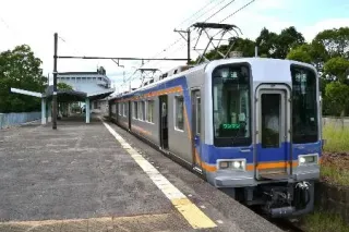 堂々とした多奈川駅ホーム