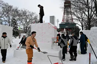 雪の立方体　個性削り出す　さっぽろ雪まつりへ市民雪像制作開始