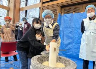 「よいしょ」親子ら餅つき　江別・野幌公民館で冬のお楽しみ会