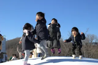 新遊具 夢中でジャンプ 小清水町が整備中の防災ひろば、園児に限定開放