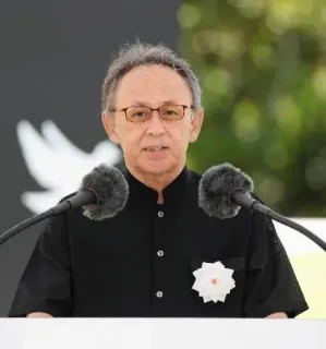 沖縄全戦没者追悼式で平和宣言を読み上げる沖縄県の玉城デニー知事=23日午後、沖縄県糸満市の平和祈念公園