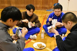 非常食カレー「おいしい」　天塩高で1日防災学校