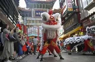 日中間の交流行事延期が相次ぐ中、中華料理、三国志、キングダムが対中感情を支える柱とするSNS投稿が目を引いた。写真は横浜中華街を練り歩く獅子舞=10月10日