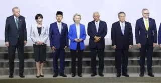 G20サミット初日、記念撮影に臨む高市首相（左から2人目）。中国の李強首相（右から2人目）とは接触なし=11月22日、南アフリカ・ヨハネスブルク