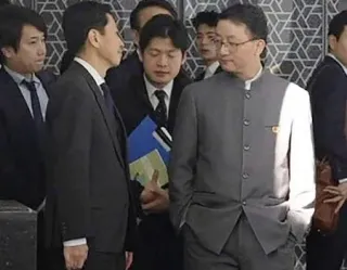 中国外務省の劉勁松アジア局長（手前右）との協議を終えた日本外務省の金井正彰アジア大洋州局長（同左）=11月18日、北京（共同）