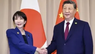 日中首脳会談を前に中国の習近平国家主席（右）と握手を交わす高市首相=10月31日、韓国・慶州