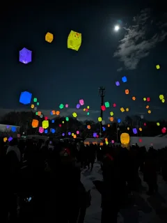 夜空にランタン幻想的　北広島で「ふれあい雪まつり」
