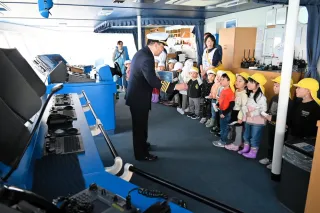 フェリー操舵室に興味津々　小樽の園児ら招き見学会