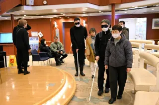 障害者への応対、小樽の観光業者ら学ぶ　車いす使い疑似体験