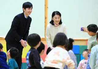 紀子さまと悠仁さま、留寿都の子育て施設見学　幼児とかるた遊びも