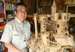 大型ペーパークラフトを制作する元小学校長　藤森正男（ふじもり・まさお）さん