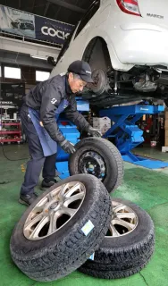 冬迫る旭川　タイヤ交換ピーク　衣料は高温で出足鈍く