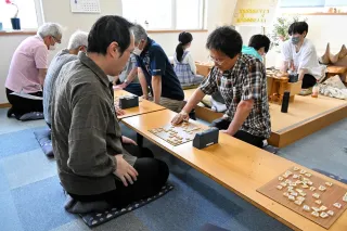 今田さんと梅沢さん、全道へ　将棋旭川地区予選　１６人熱戦