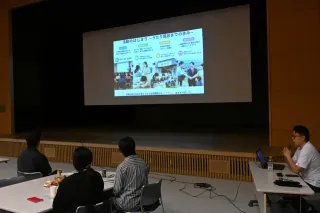 ひとり親家庭の子どもらの生活、学習を支援する「うたり」の昨年度の事業について説明した報告会